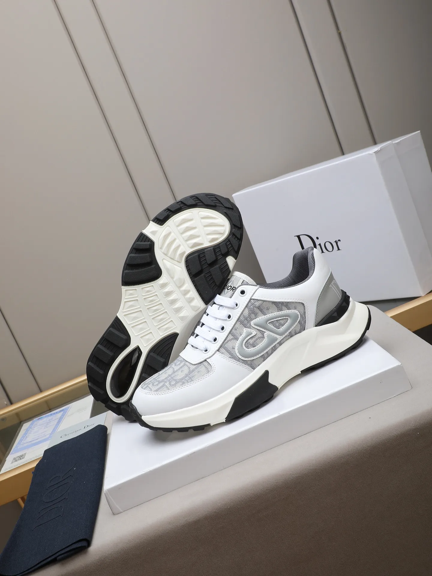 🆕🆕🆕Men's Shoes💰P440 Dior's avant-garde and versatile fashionable men's shoes are privately modeled, calfskin stitched with Dior's special waterproof fabric, fashionable, simple, stylish, eye-catching and classy. It will subvert old ideas and be a must-have for fashionistas who want to spend time with you! Must keep it for yourself! High and comfortable but low, high-end quality workmanship. Code number: 38-44 (45 customized) 4 colors for your choice [kiss][kiss][kiss]